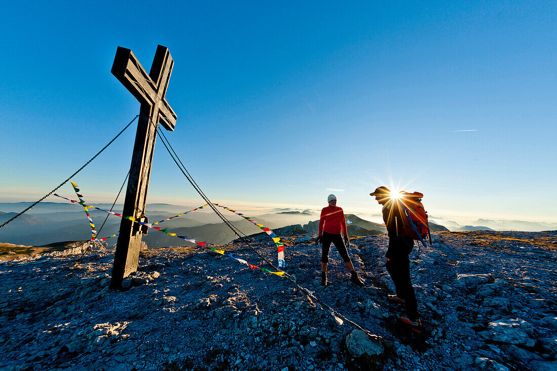 Wanderer am Hochschwabgipfel im Sonnenuntergang, Steiermark, Österreich