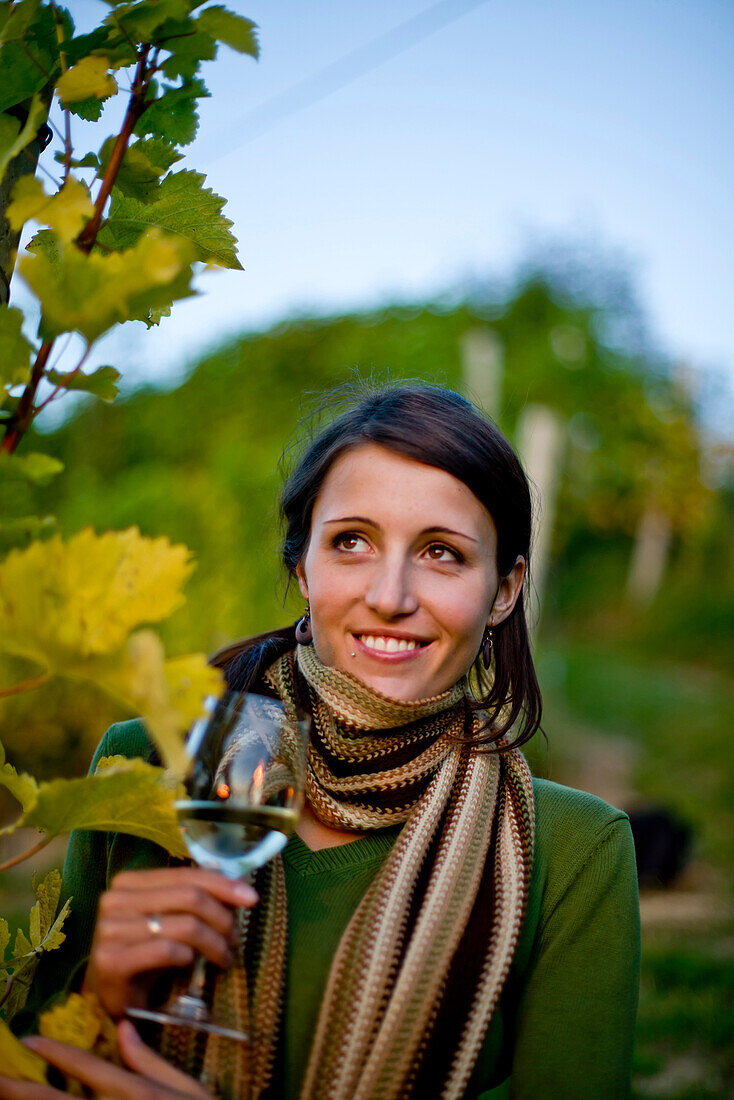 Junge Frau mit einem Glas Weißwein, Spielfeld, Steiermark, Österreich