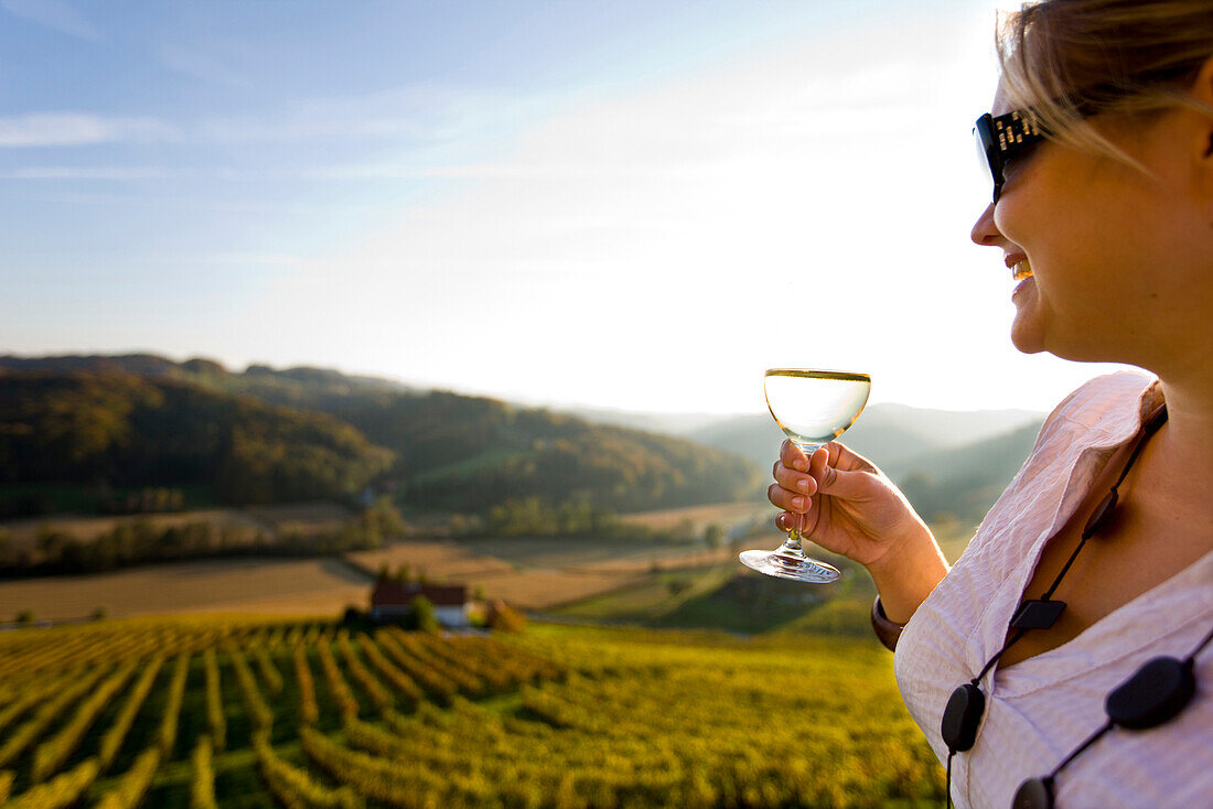 Junge Frau trinkt Weißwein, Weingut Schilhan, Gamlitz, Steiermark, Österreich