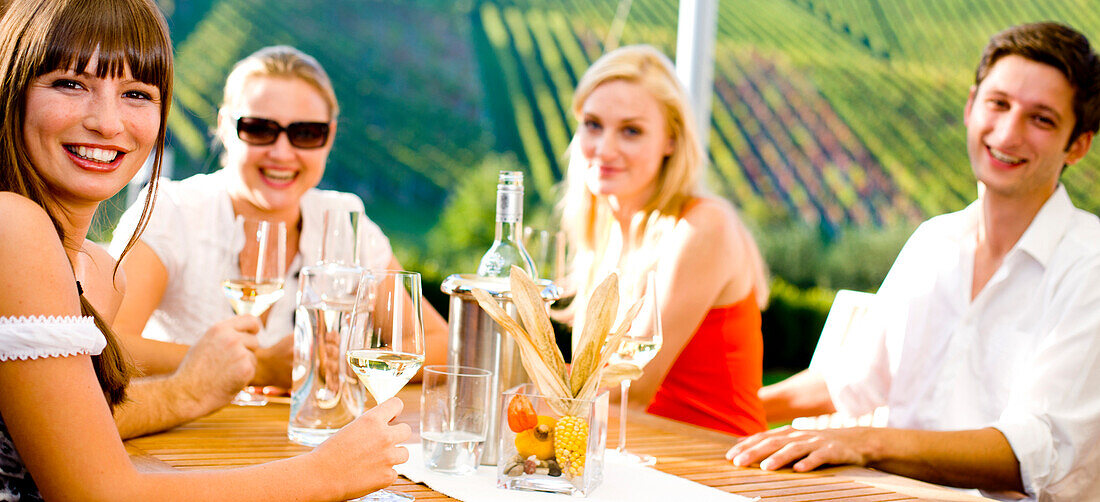 Gruppe junger Leute trinkt Wein, Weingut Strauss, Gamlitz, Steiermark, Österreich