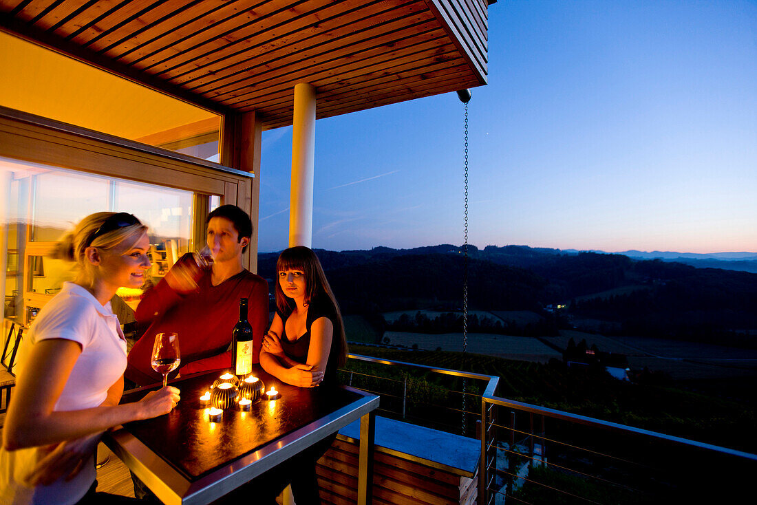 Junge Leute trinken Weißwein auf einer Terrasse, Weingut Schilhan, Gamlitz, Steiermark, Österreich