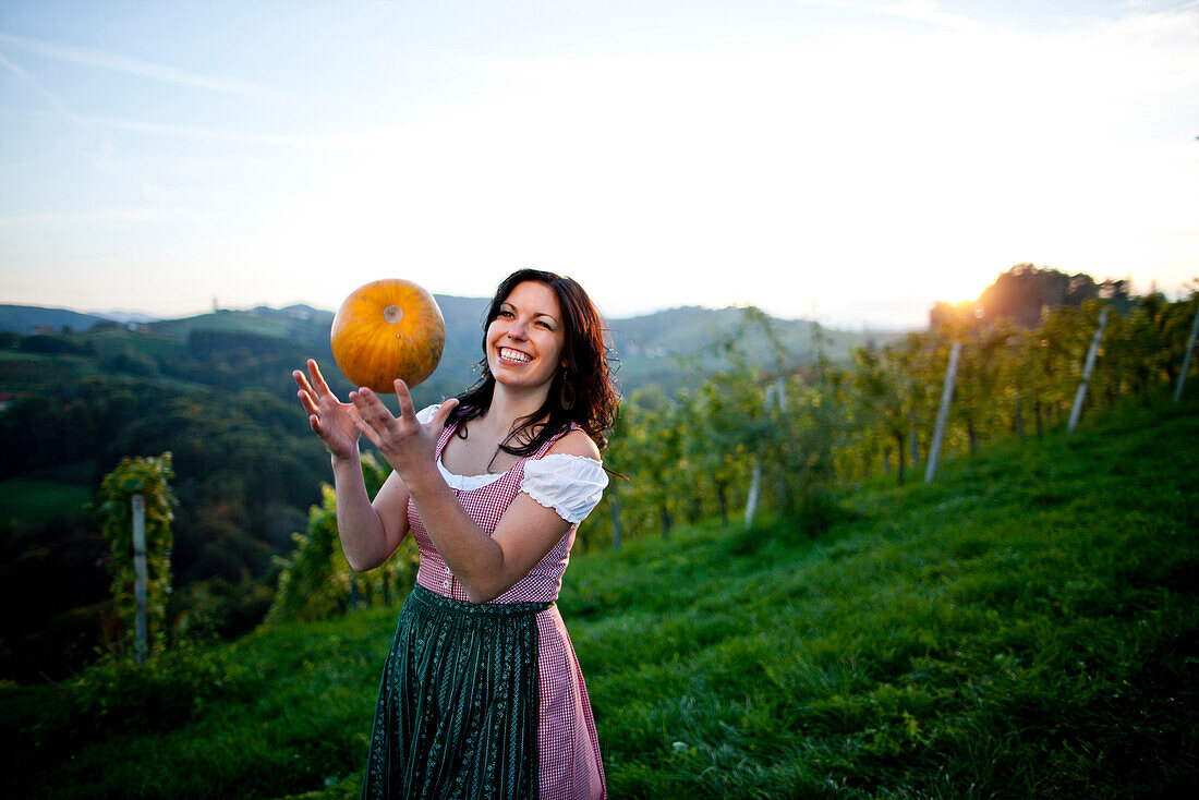 Junge Frau mit einem Kürbis, Steiermark, Österreich