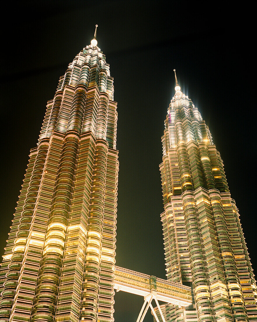 MALAYSIA, Kuala Lumpur, illuminated Petronas tower at night