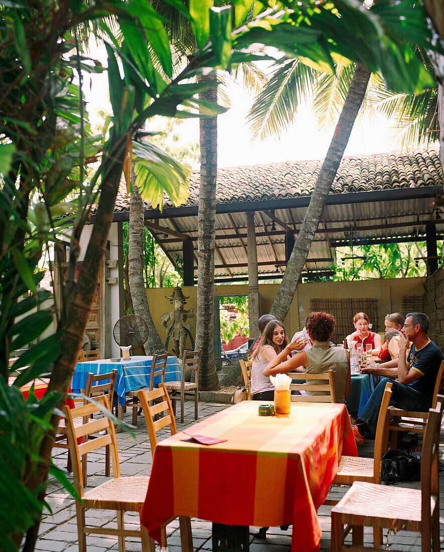 SRI LANKA, Asia, Colombo, friends sitting in Barefoot Cafe in Colombo.