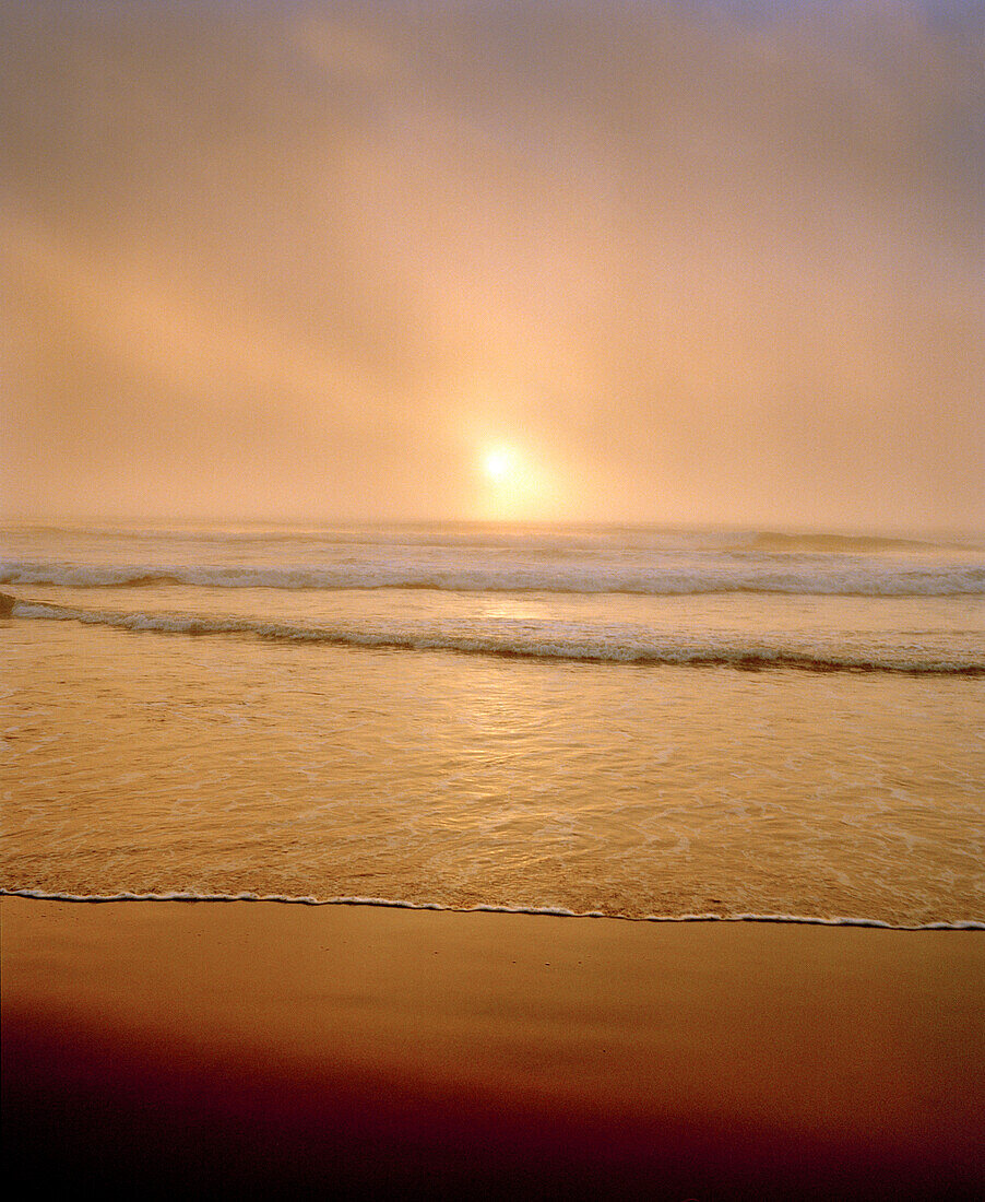 USA, California, Pacific Ocean at sunset, Ocean Beach, San Francisco