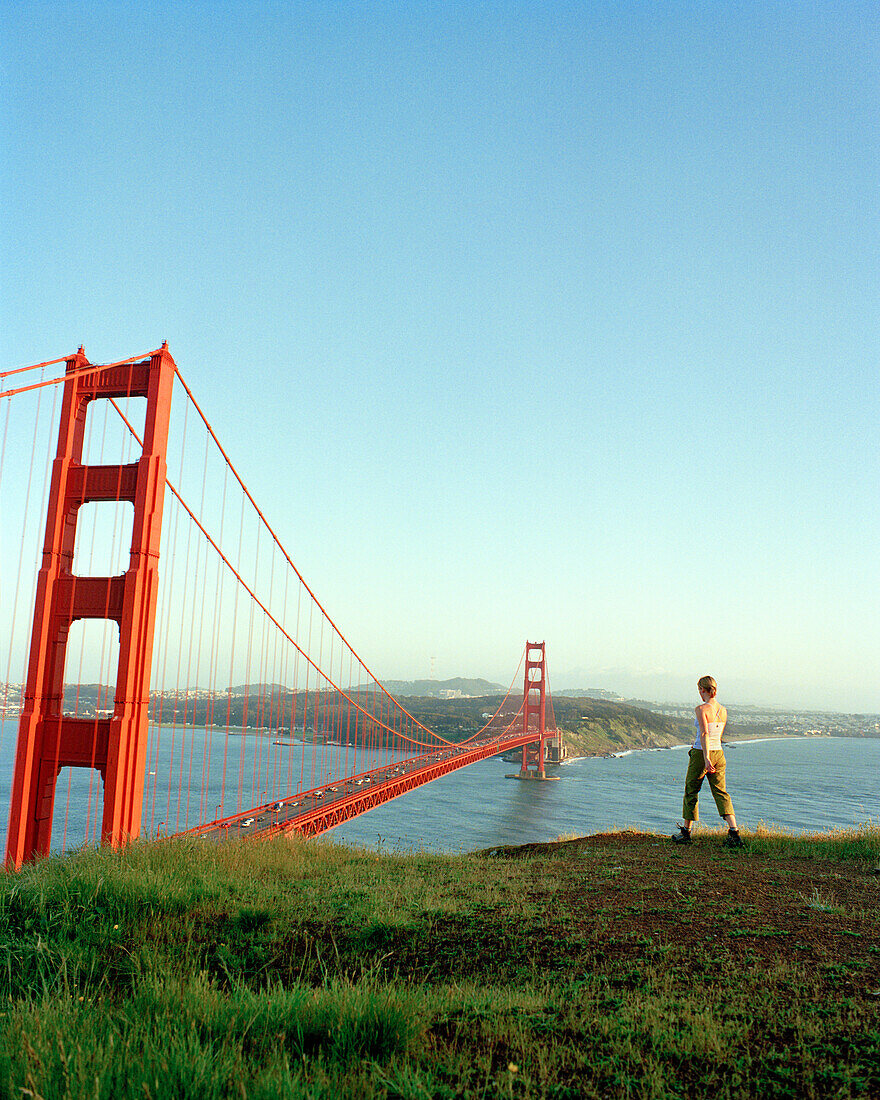 USA, California, woman hiking, Golden Gate Bridge, San Francisco