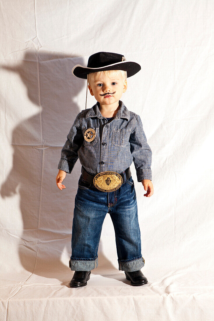 USA, California, a little boy is dressed like a sheriff for Halloween