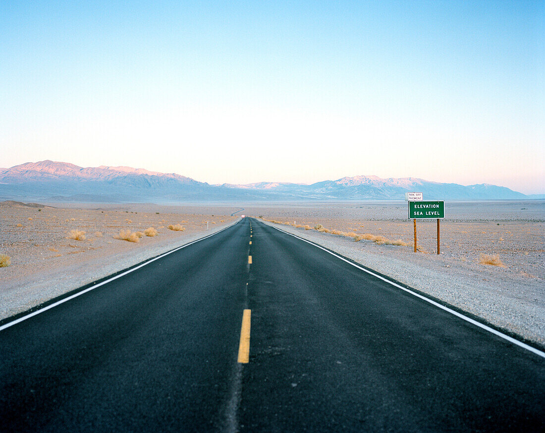 USA, California, road shot and mountains, Death Valley National Park