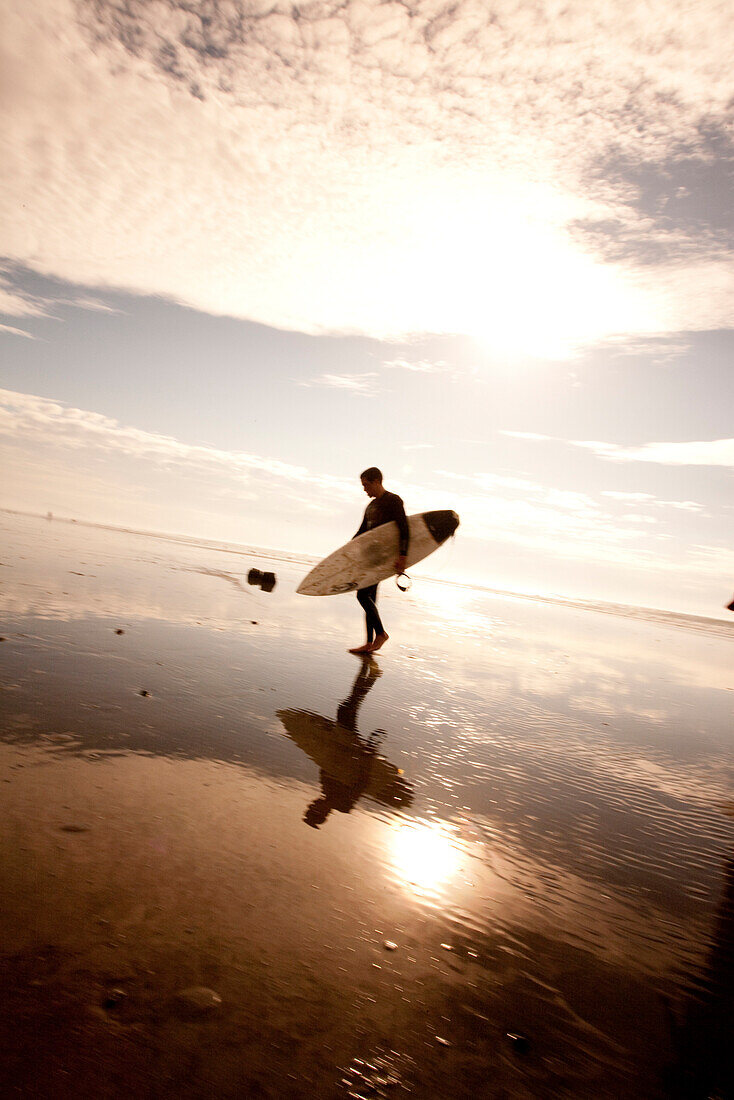 USA, California, Surfer at Ocean Beach, San Francisco