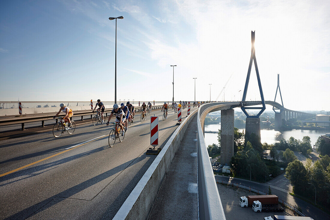 Gesperrte Köhlbrandbrücke aus Spannbeton, während Cyclassics Radrennen, Wilhelmsburg, Hamburg