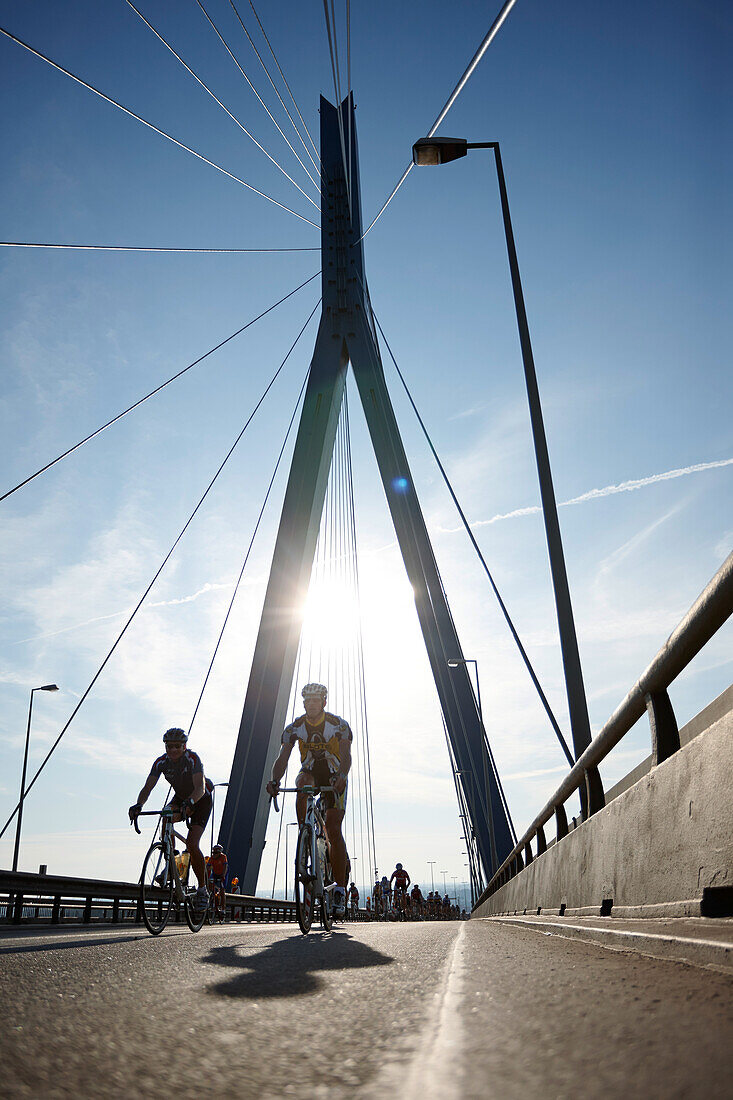 Gesperrte Köhlbrandbrücke aus Spannbeton, während Cyclassics Radrennen, Wilhelmsburg, Hamburg