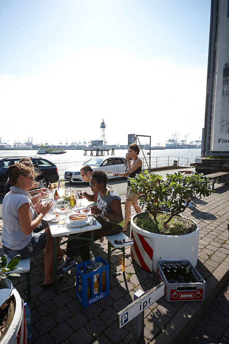 Mitarbeiter der Werbeagnetur Elbstern beim freitäglichen Mittagessen auf dem Firmenparkplatz, nahe Altonaer Fischmarkt, Hafen Hamburg, Deutschland