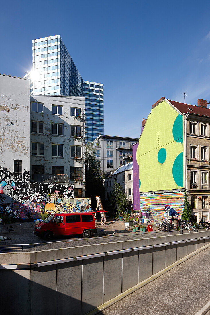 Gängeviertel Valentinskamp, vorn Einfahrt zur Tiefgarge des Springer Verlages, Hamburg, Deutschland