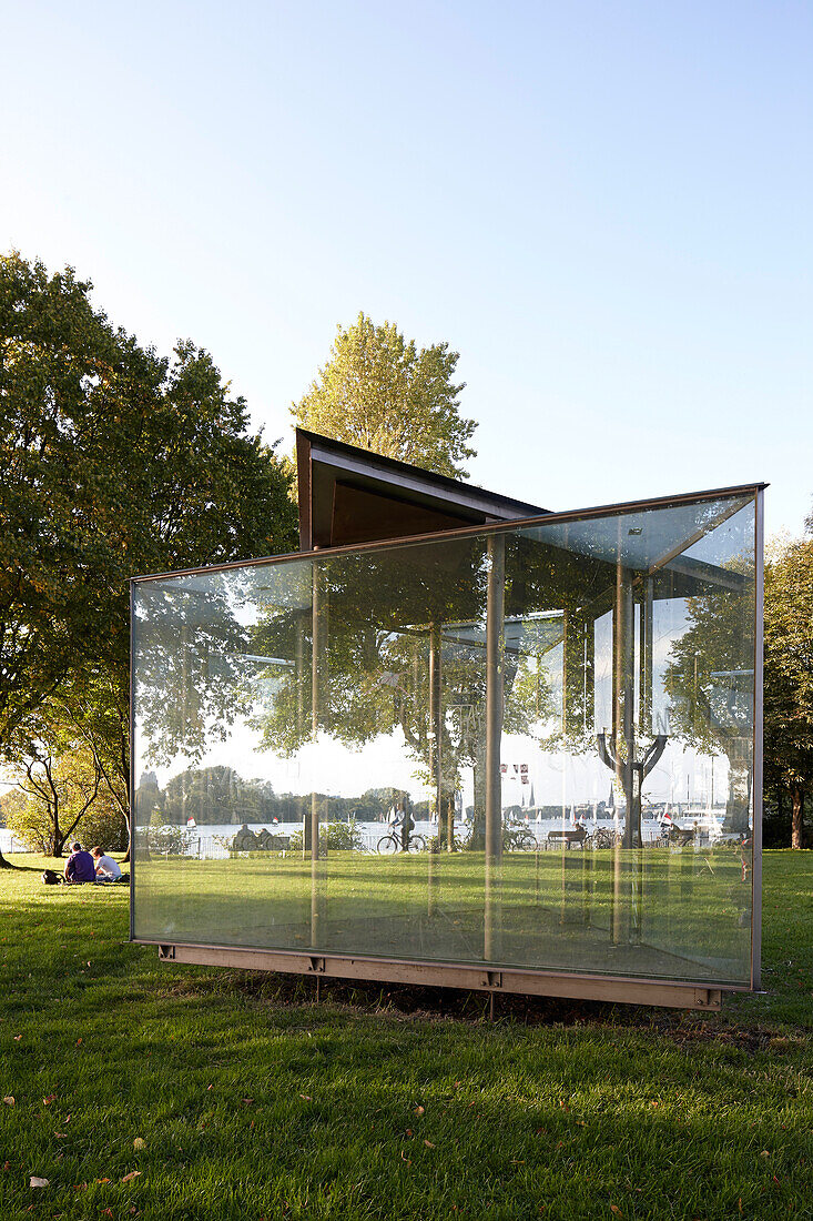 Pavillion aus Glas spiegelt die Außenalster, Kunstinstallation, kleiner Park an Fährhausstraße, Ostufer Außenalster, Hamburg, Deutschland