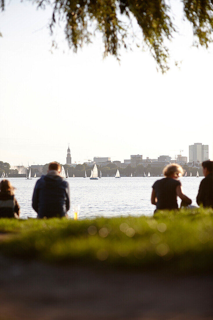 Menschen auf der Ufermauer, Eduard-Rhein-Ufer 1, Außenalster, Hamburg, Deutschland