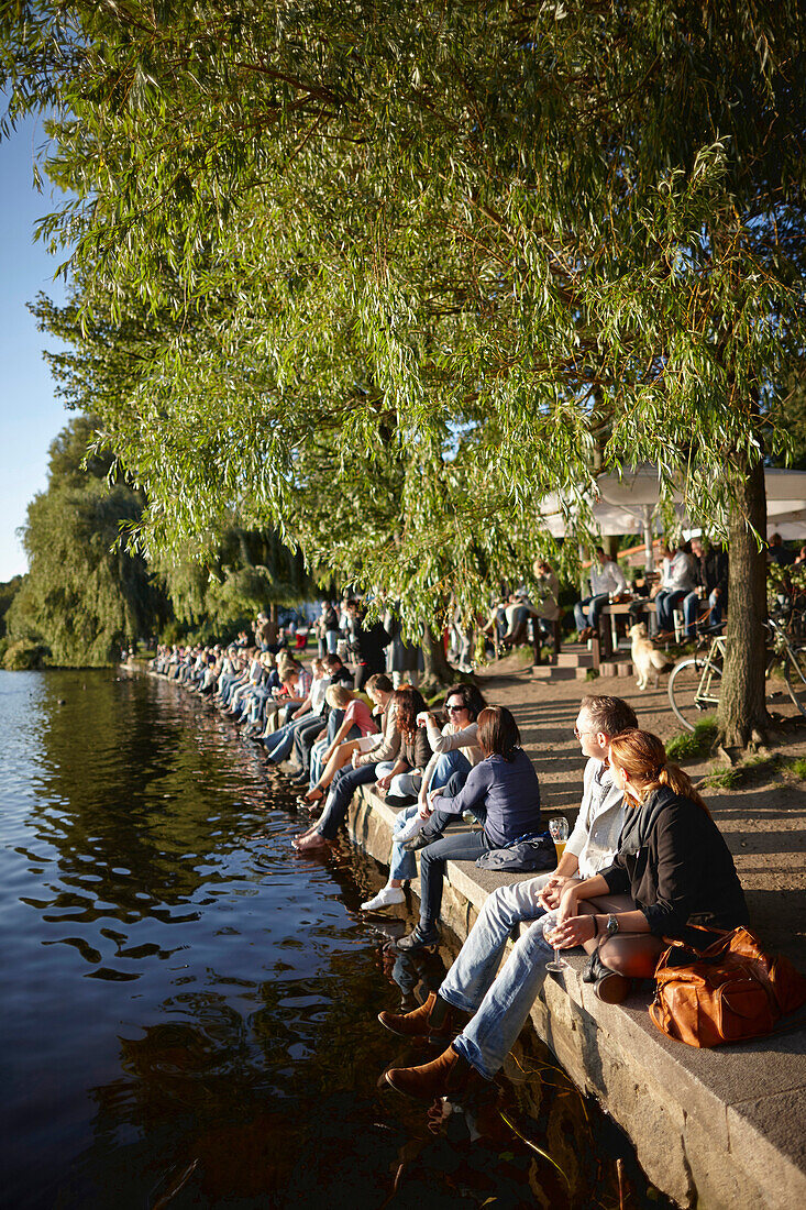 Alsterperle, Café und Bar, Menschen auf der Ufermauer, Eduard-Rhein-Ufer 1, Außenalster, Hamburg, Deutschland