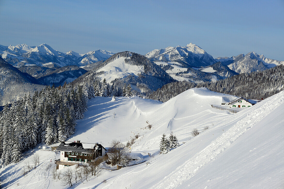 Spitzsteinhaus mit Blick auf Spitzinggebiet, Kranzhorn und Wendelstein, Spitzstein, Chiemgauer Alpen, Tirol, Österreich