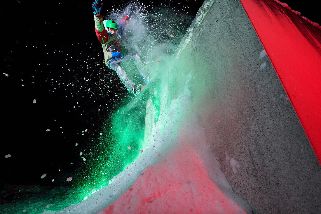 Snowboarder springt an einer Schanze, Rosenheim, Oberbayern, Bayern, Deutschland