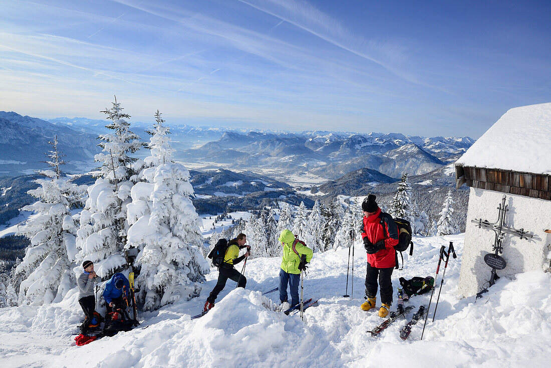 Mehrere Personen auf Skitour stehen am Gipfel des Spitzstein, Inntal und Mangfallgebirge im Hintergrund, Skitour, Spitzstein, Chiemgauer Alpen, Tirol, Österreich