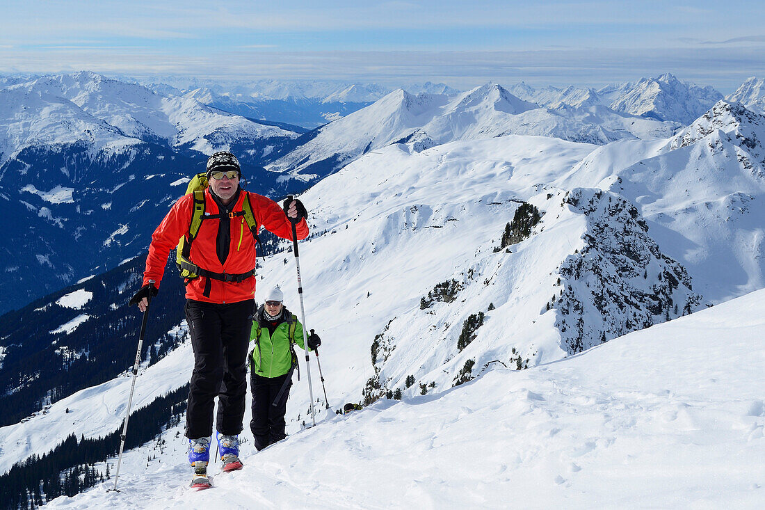 Zwei Personen auf Skitour steigen zu Kleiner Galtenberg auf, Kitzbüheler Alpen, Tirol, Österreich