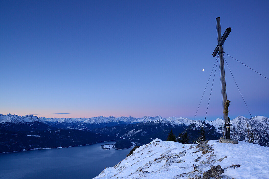 Blick vom Gipfelkreuz am Jochberg auf Walchensee, Karwendel und Bayerische Alpen, Jochberg, Bayerische Alpen, Oberbayern, Bayern, Deutschland