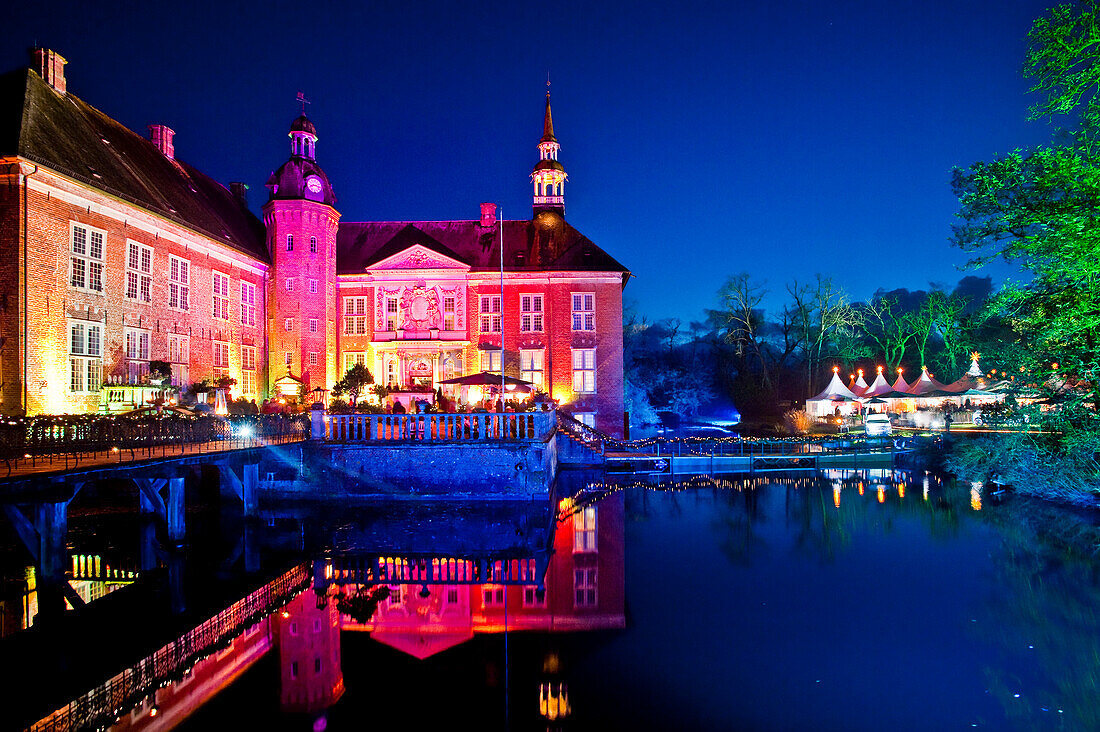 Christmas market in the evening, Godens castle, Sande, East Frisia, Lower Saxony, Germany