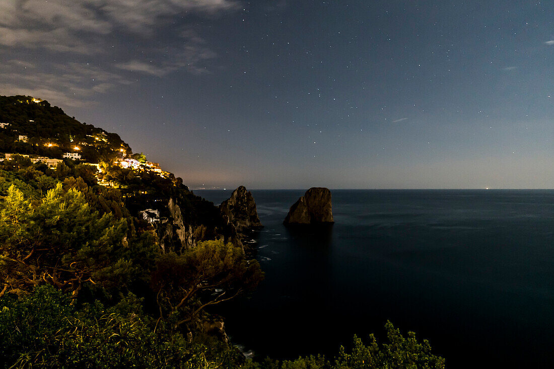 Faraglioni im Golf von Neapel bei Nacht, Capri, Kampanien, Italien