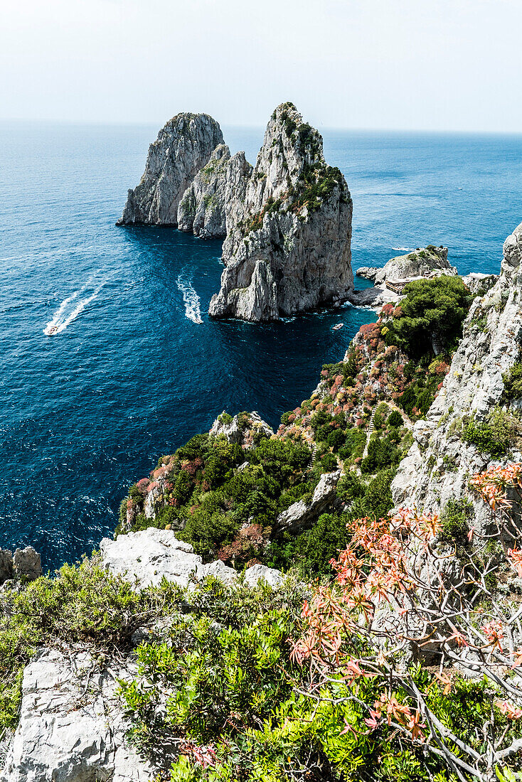 Faraglioni im Golf von Neapel, Capri, Kampanien, Italien