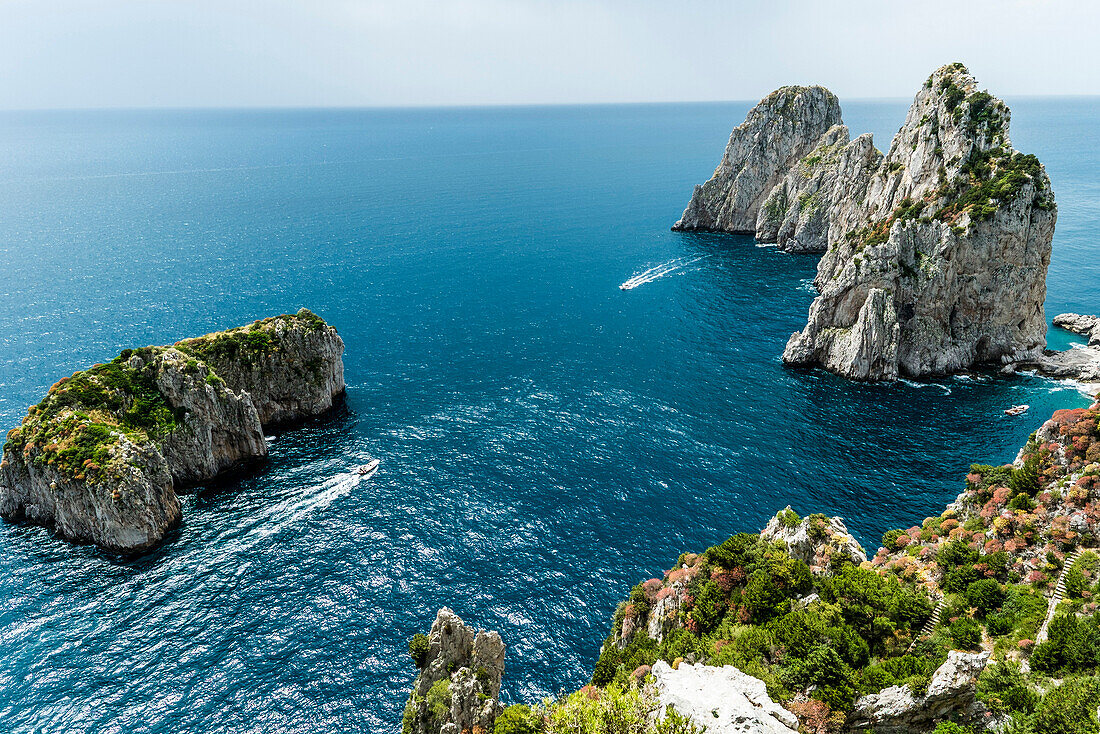 Faraglioni im Golf von Neapel, Capri, Kampanien, Italien