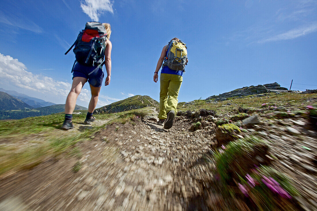 Zwei Wanderinnen auf dem Alpe-Adria-Trail, Nockberge, Kärnten, Österreich