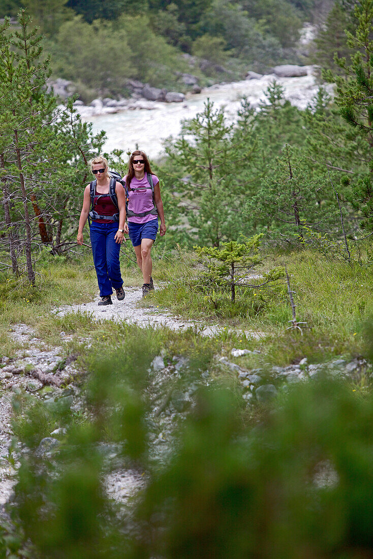 Zwei junge Frauen wandern am Alpe-Adria-Trail, Nockberge, Kärnten, Österreich