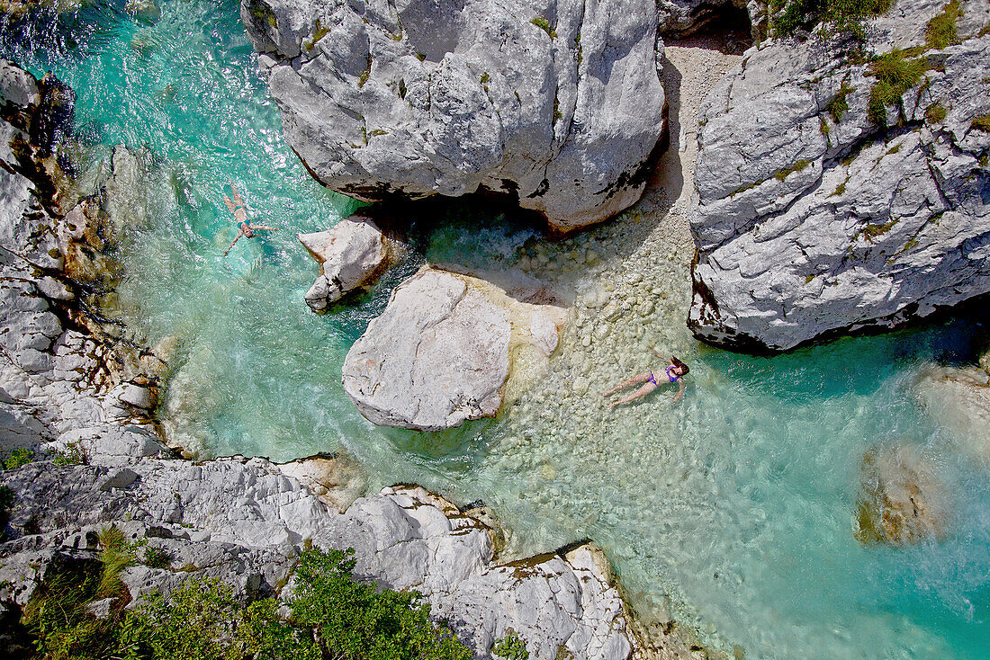 Zwei junge Frauen baden im Fluss Soca, Alpe-Adria-Trail, Tolmin, Slowenien