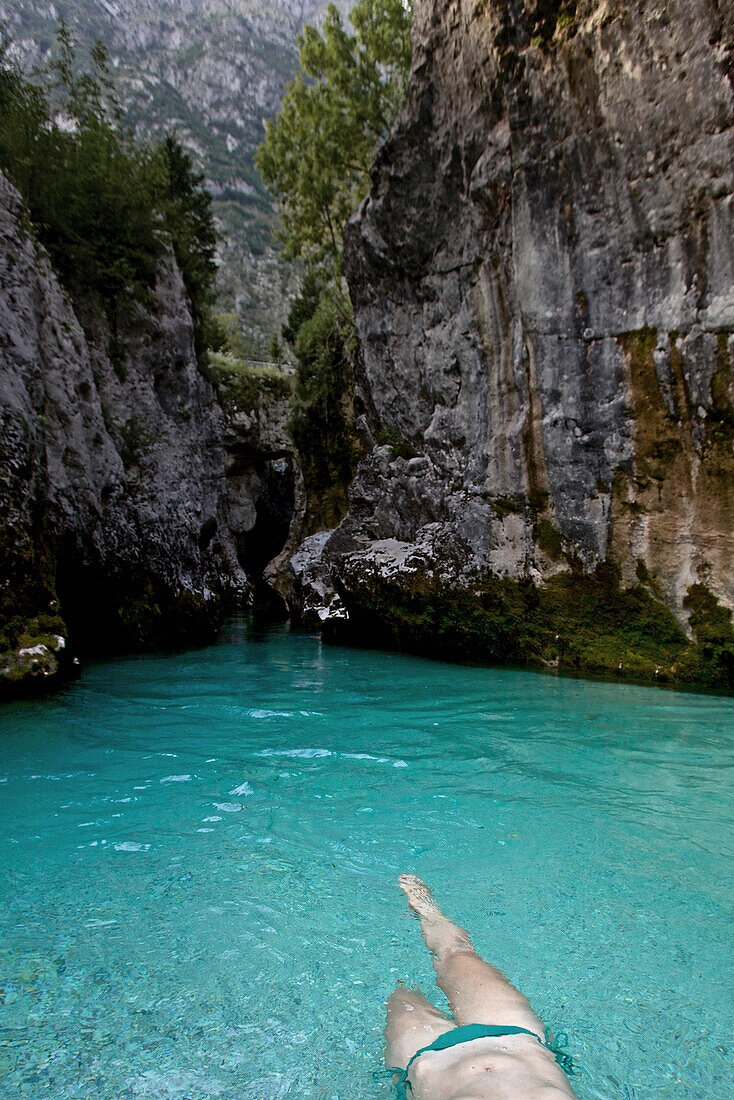 Junge Frau badet im Flusses Soca, Alpe-Adria-Trail, Tolmin, Slowenien