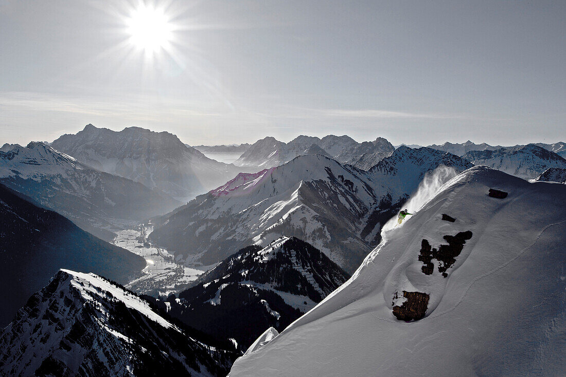 Snowboarder fährt im Tiefschnee bergab, Thaneller, Lechtaler Alpen, Tirol, Österreich