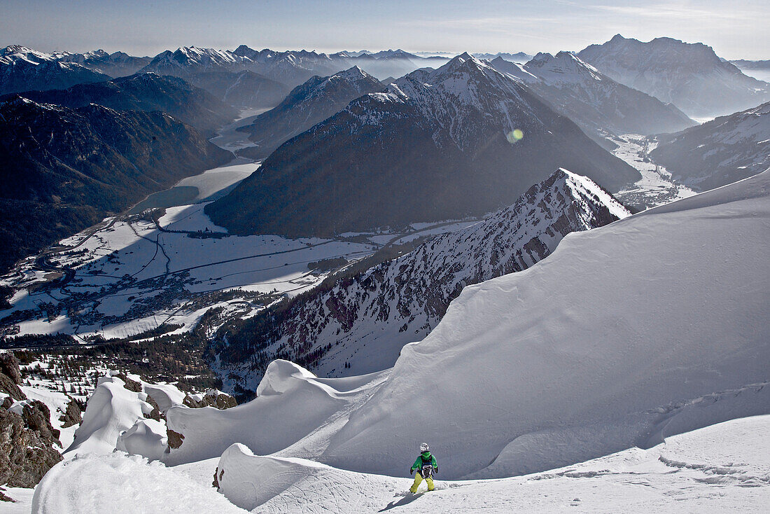 Snowboarder blickt ins Tal, Thaneller, Lechtaler Alpen, Tirol, Österreich