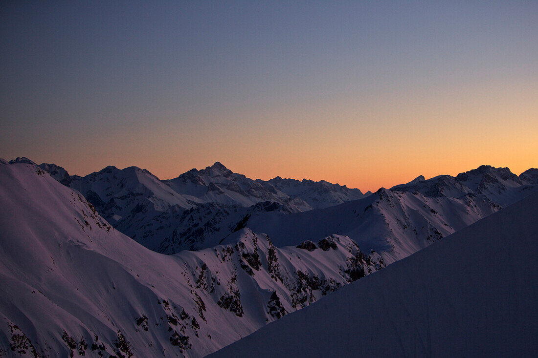 Verschneite Berglandschaft in der Abenddämmerung, Thaneller, Lechtaler Alpen, Tirol, Österreich