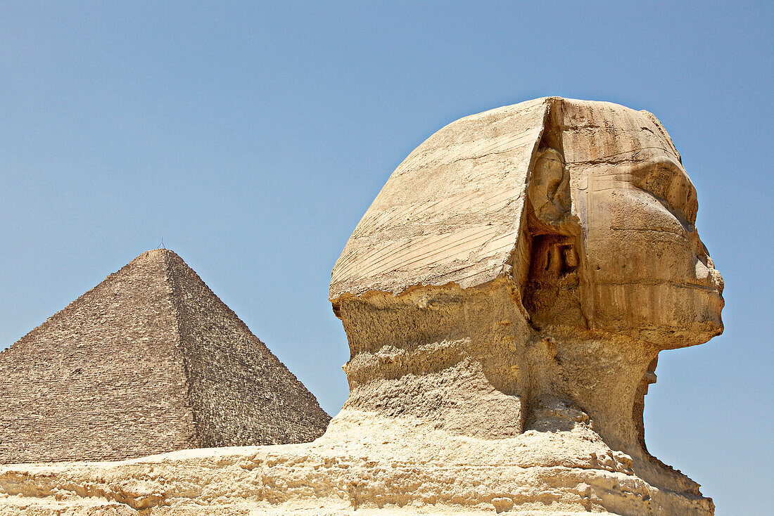 Die Große Sphinx, Cheops-Pyramide im Hintergrund, Gizeh, al-Dschiza, Ägypten