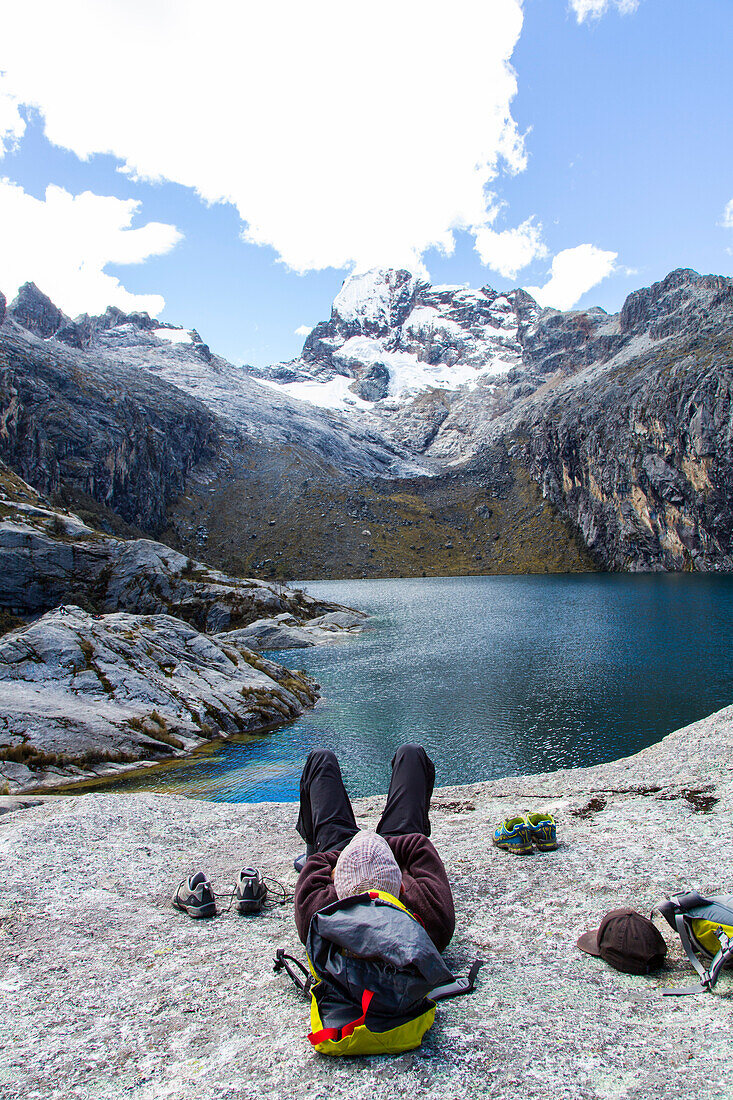 Mann entspannt sich am Gletschersee Laguna Churup, Churup, Huaraz, Ancash, Cordillera Blanca, Peru