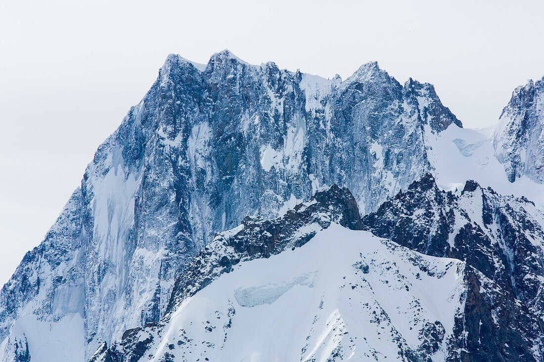 Grandes Jorasses mit Aiguilles du Tacul im Vordergrund, Mont-Blanc-Massiv, Rhone-Alpes, Haute-Savoie, Frankreich
