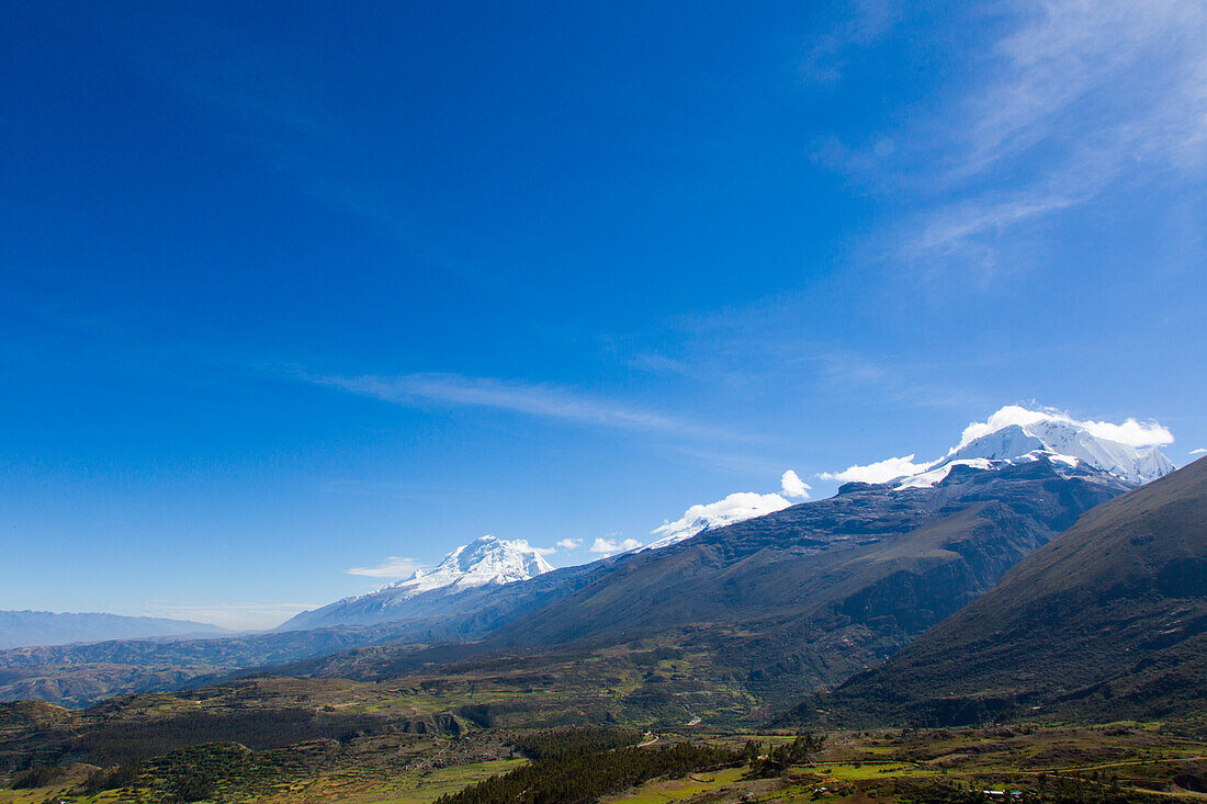 Peruanisches Hochland mit Huascaran, Hualcan und Copa im Hintergrund, Pashpa, Ishinca Tal, Huaraz, Ancash, Cordillera Blanca, Andes, Peru