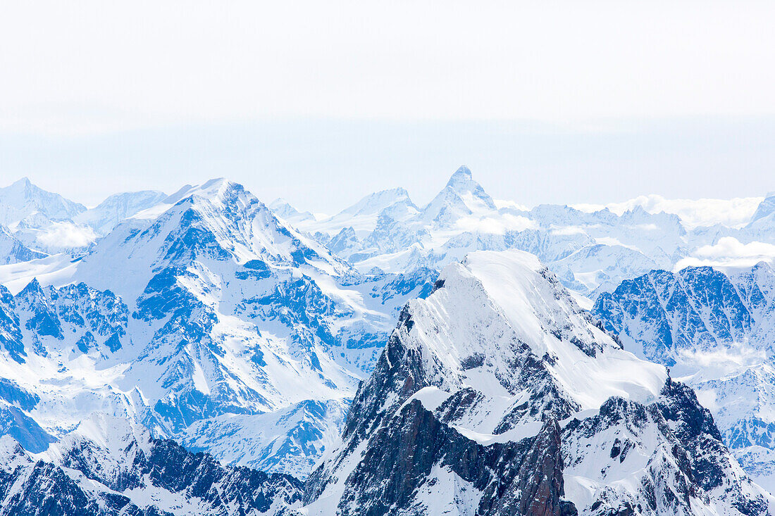 Grandes Jorasses mit Grand Combin und Matterhorn im Hintergrund, Mont-Blanc-Massiv, Rhone-Alpes, Haute-Savoie, Frankreich