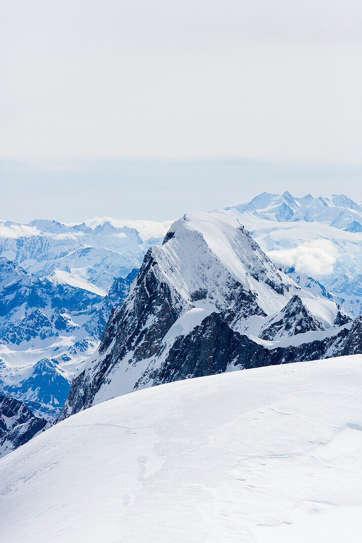 Grandes Jorasses mit Monte Rosa im Hintergrund und Mont Maudit im Vordergrund, Mont-Blanc-Massiv, Rhone-Alpes, Haute-Savoie, Frankreich