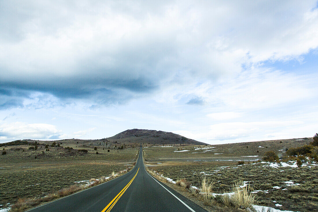 Straße auf den Tioga Pass, Kalifornien, USA