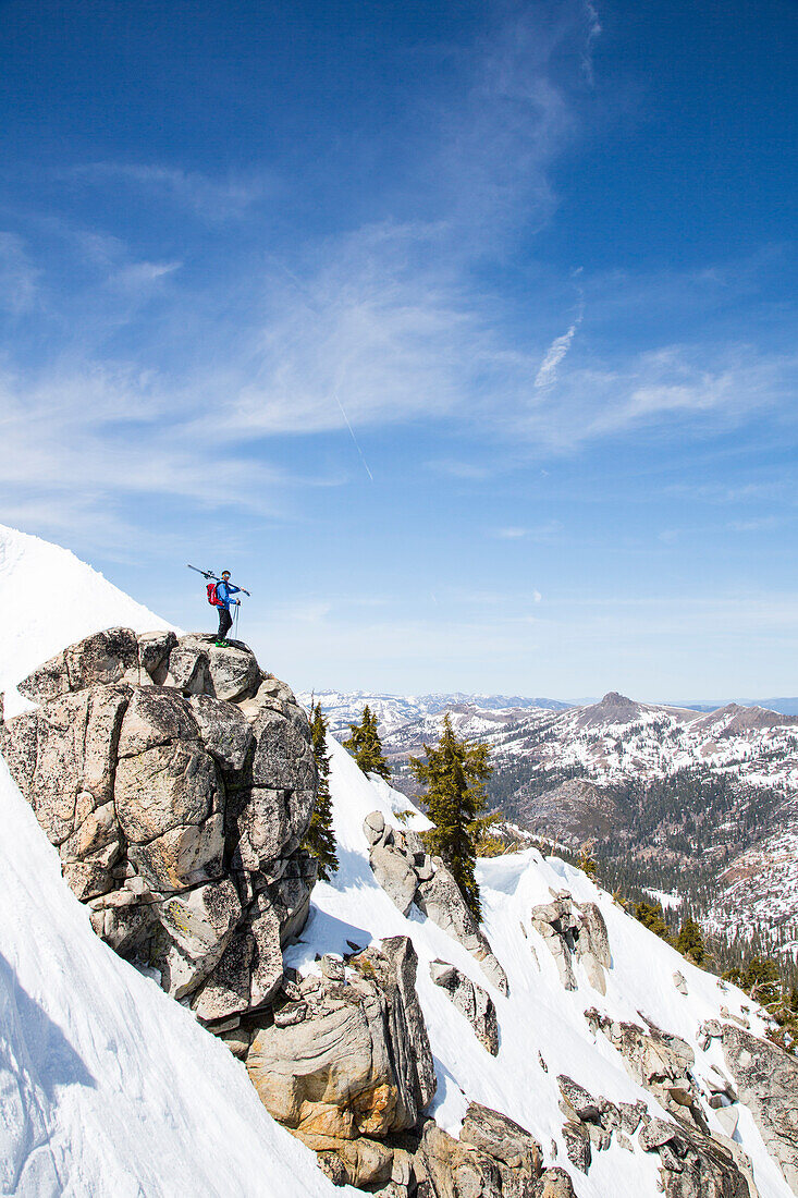 Skifahrer auf einem Felsen, Squaw Valley, Placer County, Kalifornien, USA