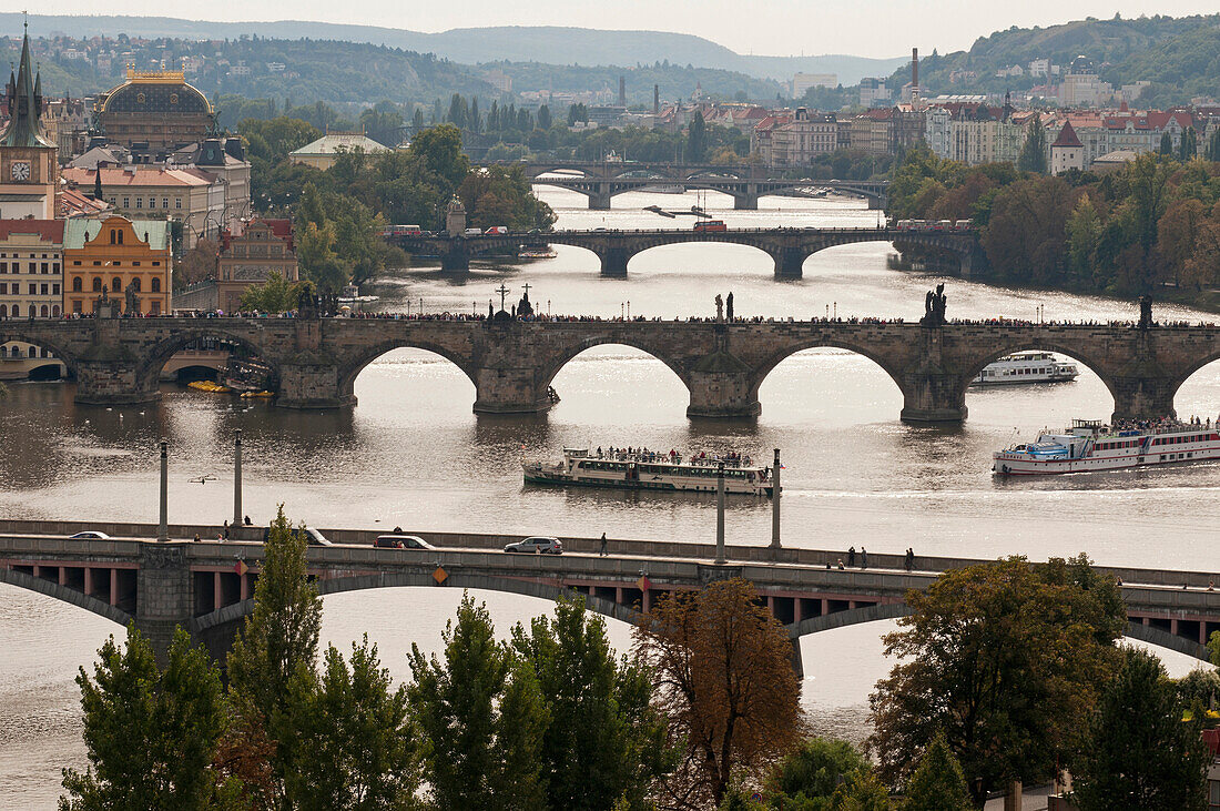 Blick zu den Brücken über die Moldau, mit der Karlsbrücke die zweite von unten, Prag, Tschechien, Europa