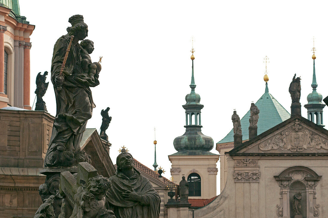 Details der Karlsbrücke, mit Altstadt im Hintergrund, Prag, Tschechien, Europa