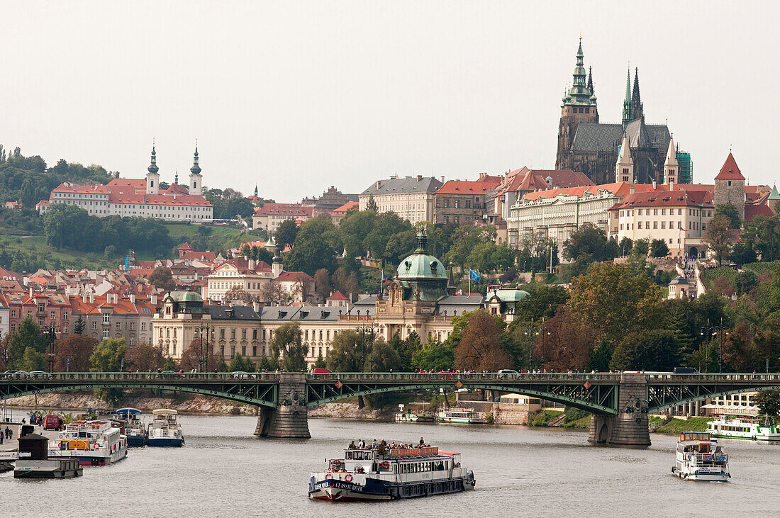 Blick zum Prager Schloss, St, Vitus Kathedrale und Kapuzinerkloster, Prag, Tschechien, Europa