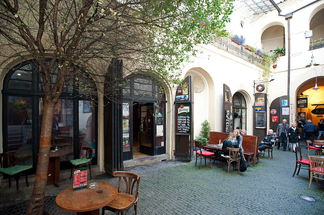 Hinterhofrestaurant in der Prager Altstadt, Prag, Tschechien, Europa