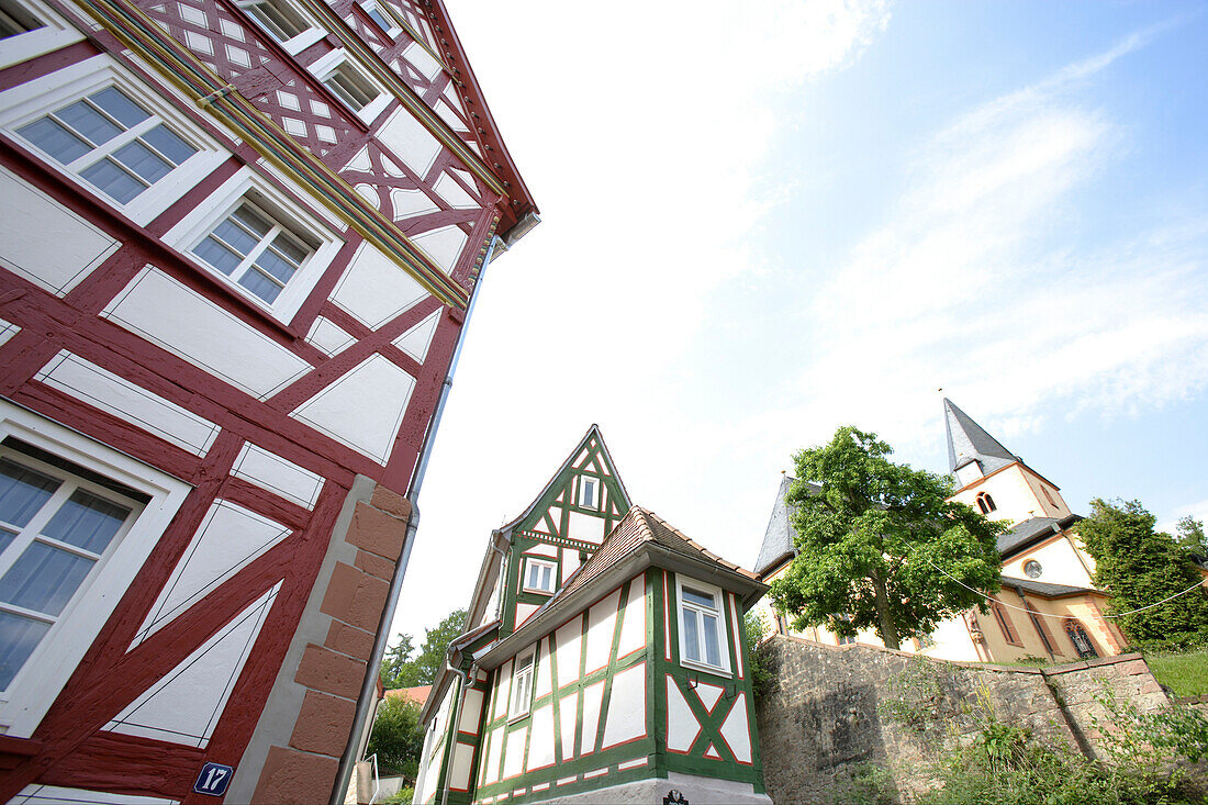 Blick von der Kirchgasse auf das Kleinste Haus und die St. Martins-Kirche, Altstadt, Bad Orb, Spessart, Hessen, Deutschland