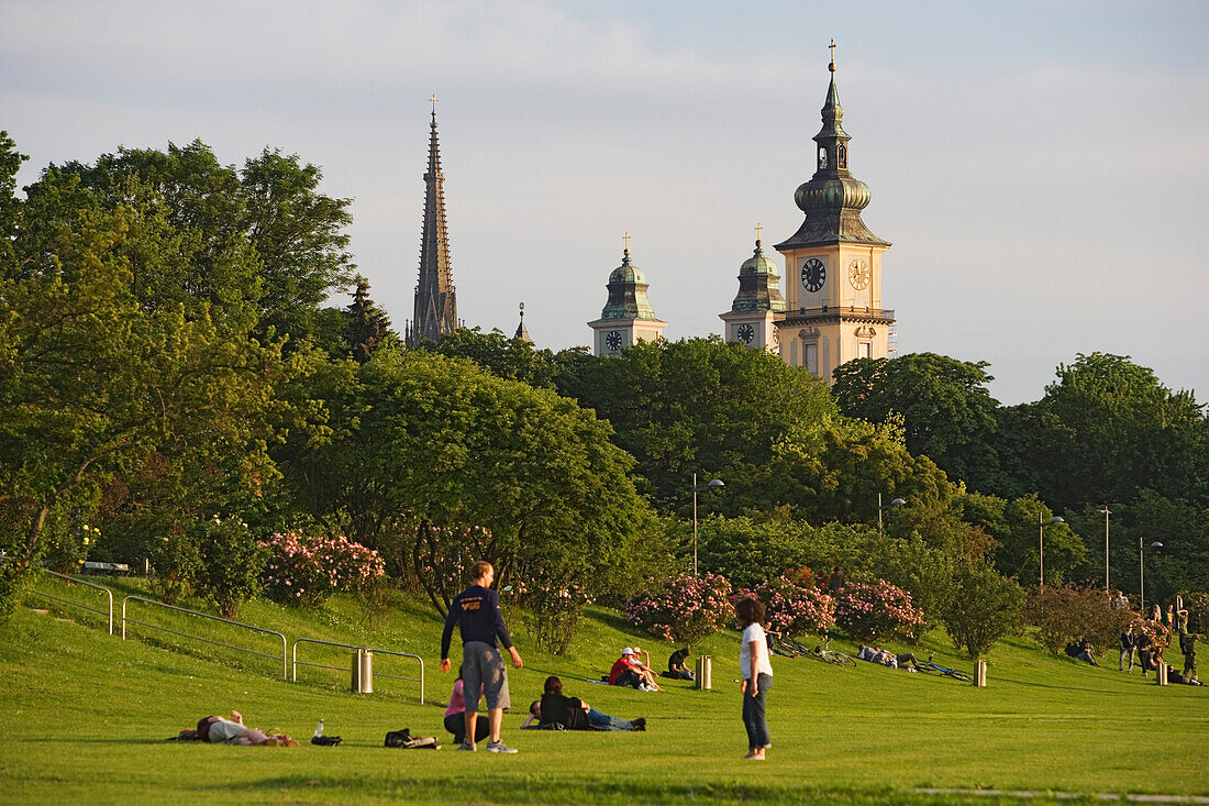 Die Überflutungszone der Donau ist im Normalfall ein Park. Im Hintergrund die Türme (von links) des Neuen Dom, auch Mariä-Empfängnis-Dom, des Alten Dom und der Stadtpfarrkirche, Linz, Oberösterreich, Österreich